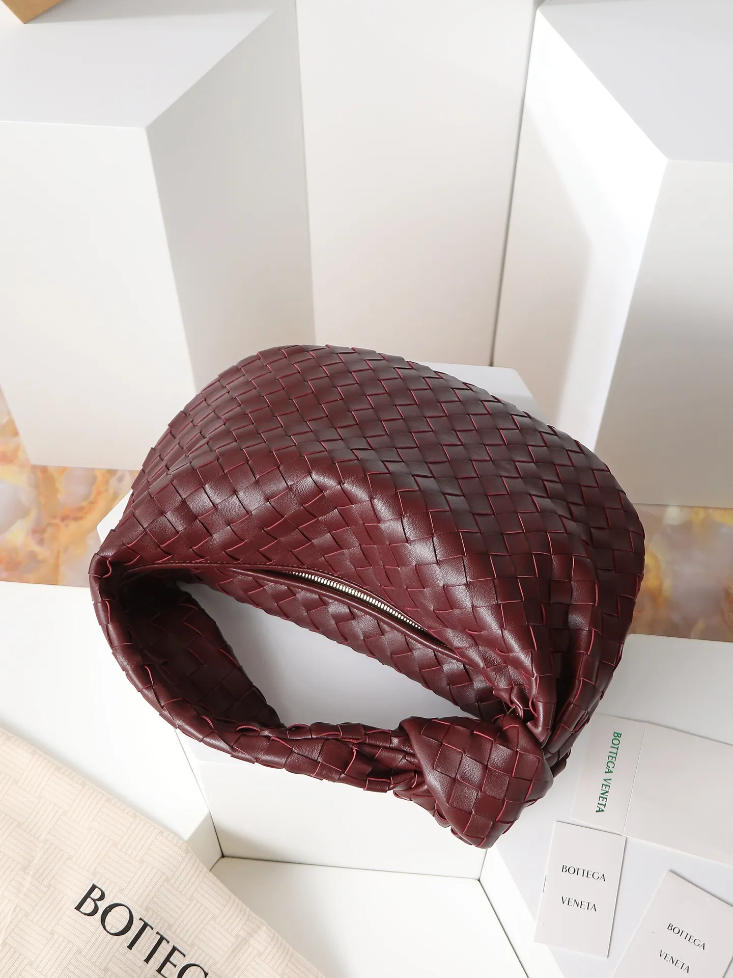 1100. 🌟𝐁𝐨𝐭𝐭𝐞𝐠𝐚 𝐕𝐞𝐧𝐞𝐭𝐚 ——— jodie (medium size) The medium size is very attractive in real life. It is firm and sturdy in the hand. The first impression is that it is particularly durable👍 You can see the well-designed knot on the handle. When carrying it on the shoulder, pay attention to the knot being placed directly under the hand. In this way, it can not only fix the position of the handbag, but also prevent the handbag from slipping due to long walks. It can easily accommodate a variety of cosmetics. In one word, it is "very easy to hold". Style number: 690225 Size: 36✖️21✖️13